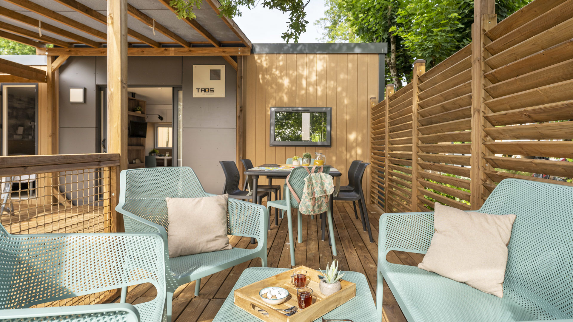 Terrasse en bois avec mobilier extérieur moderne.