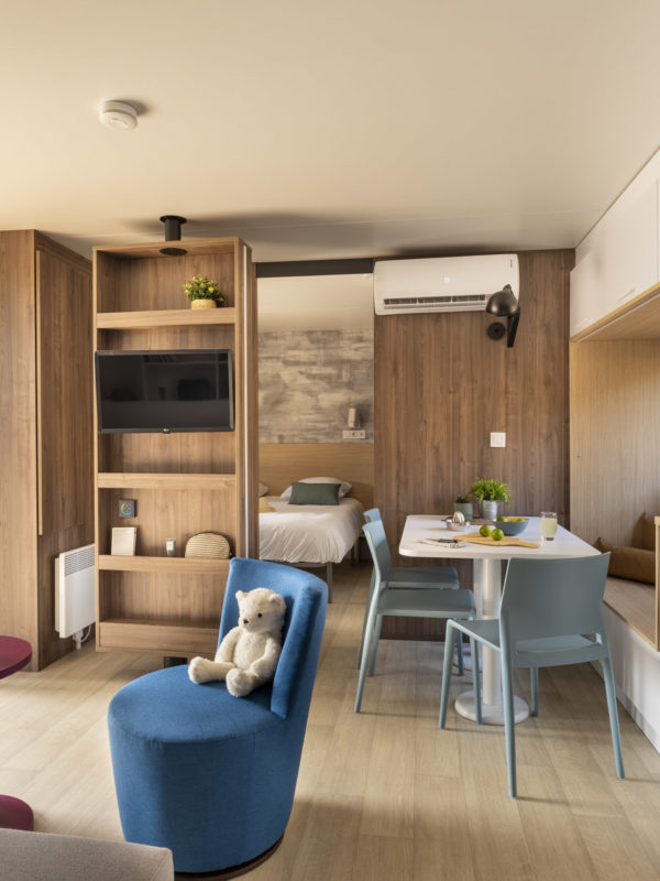 Intérieur moderne d'un chalet avec terrasse en bois.