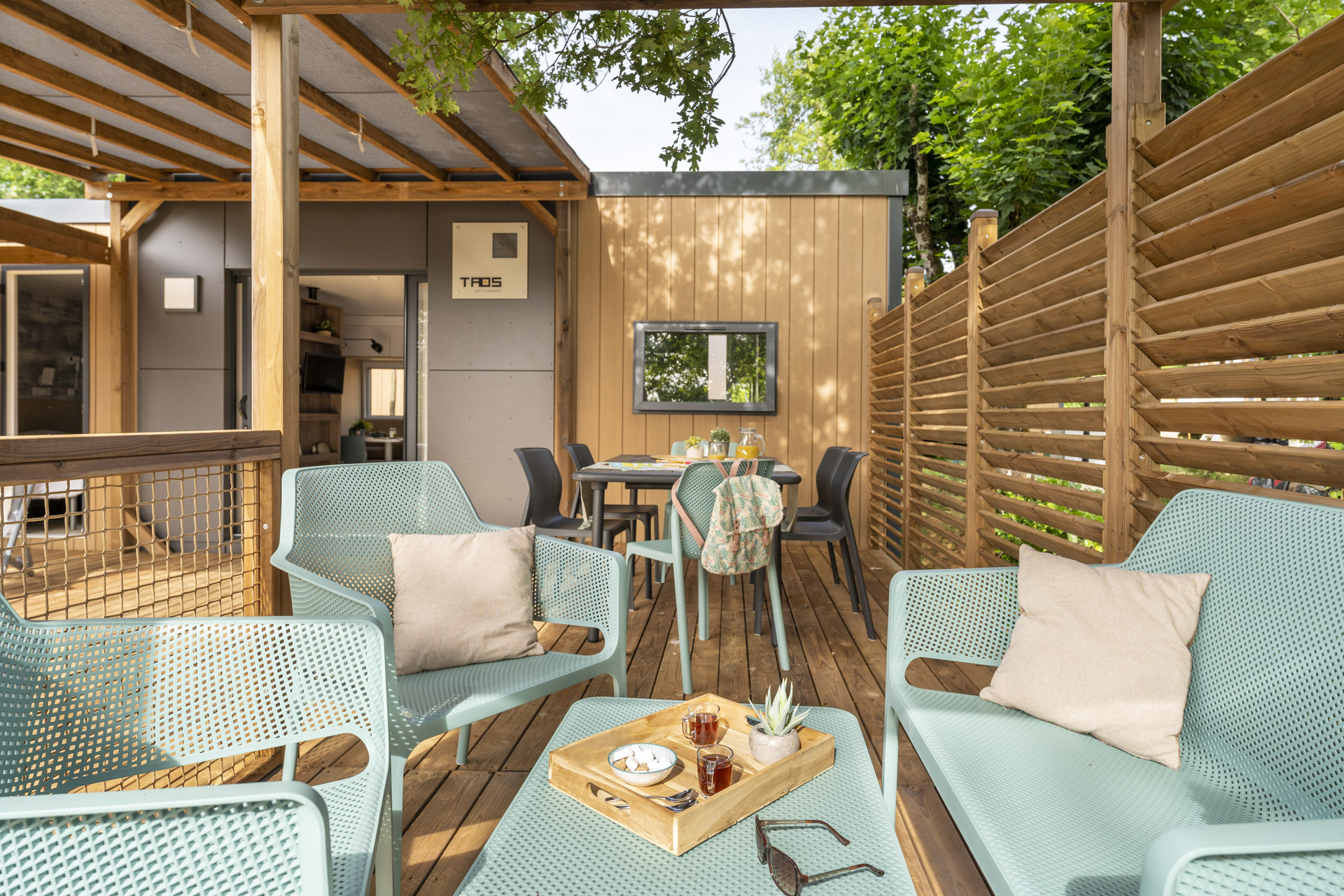 Terrasse en bois avec meubles et plantes.