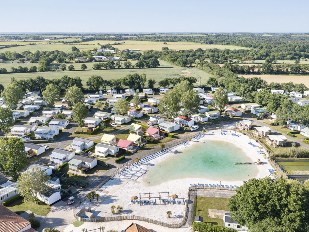 Camping avec plage artificielle en pleine campagne française.