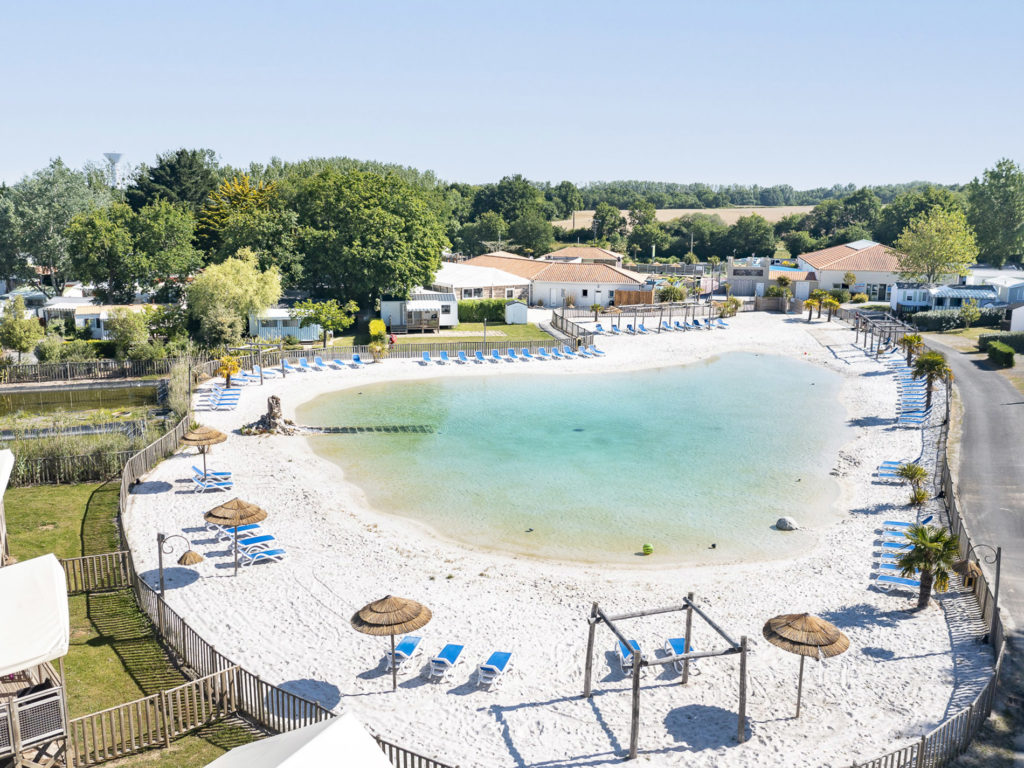 Vue aérienne plage artificielle avec chaises longues.