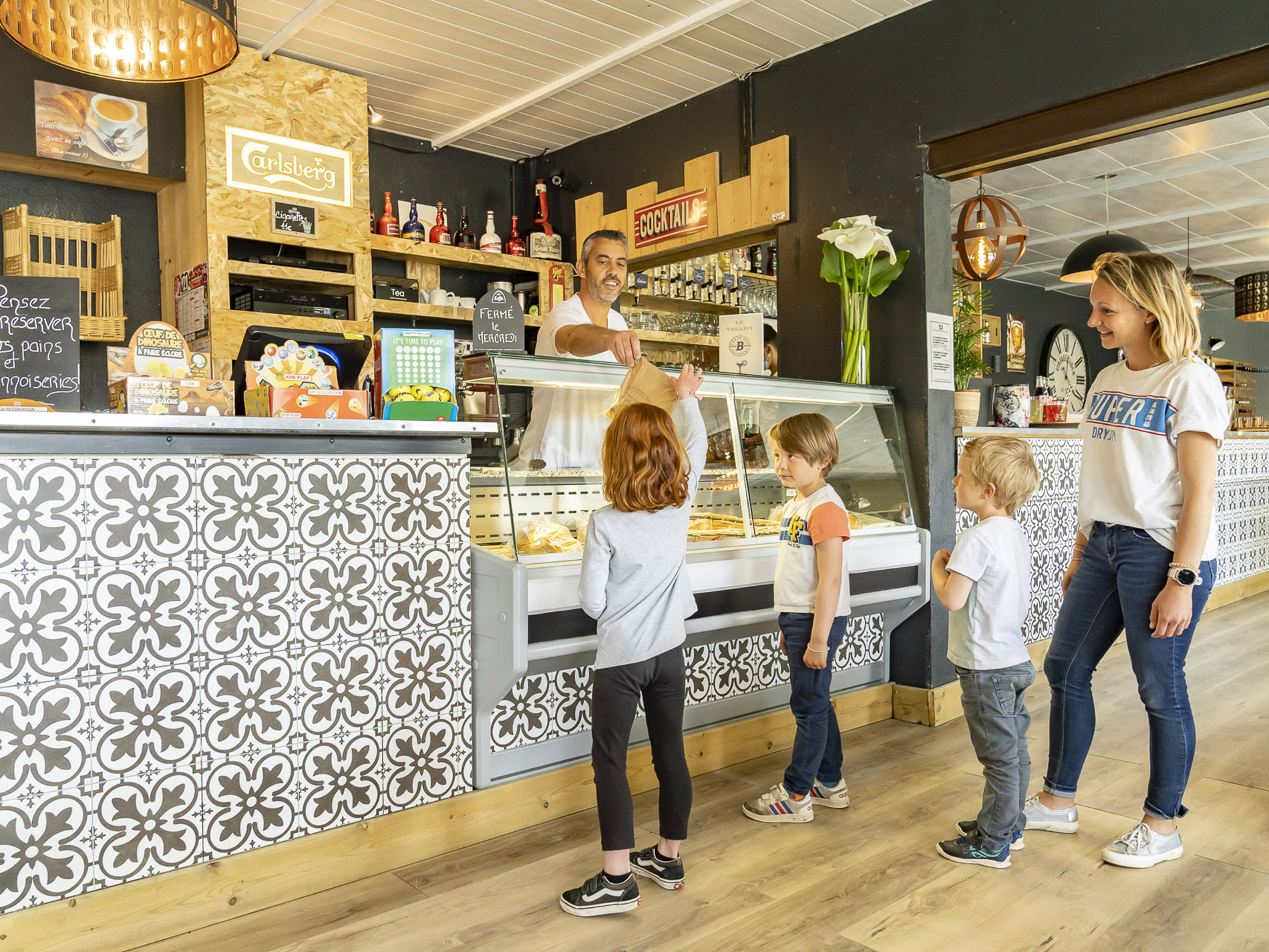 Famille achetant des glaces au comptoir d'un café.