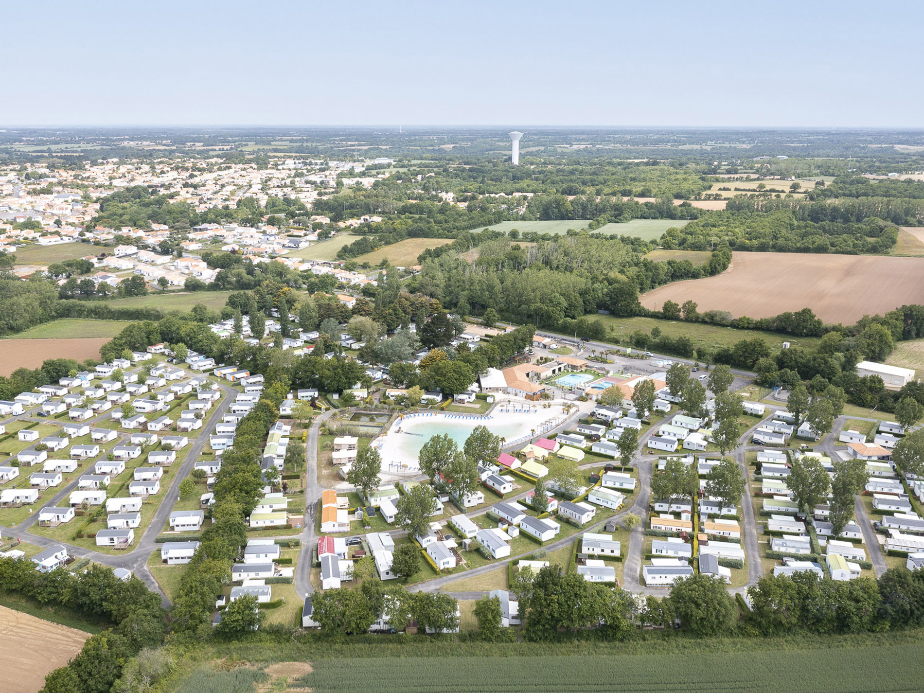 Vue aérienne d'un camping avec mobile homes