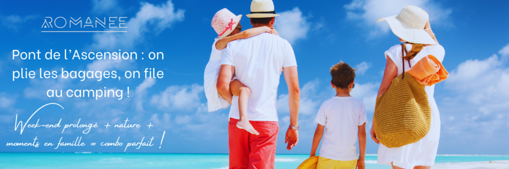 Famille en vacances à la plage en été.