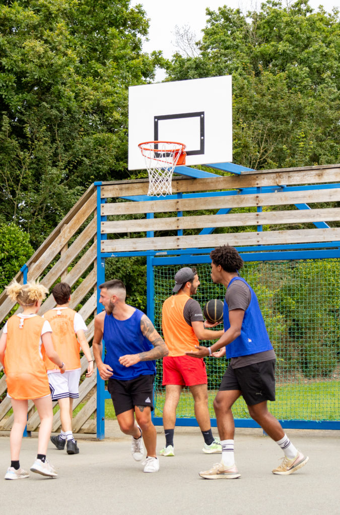Match de basketball en plein air