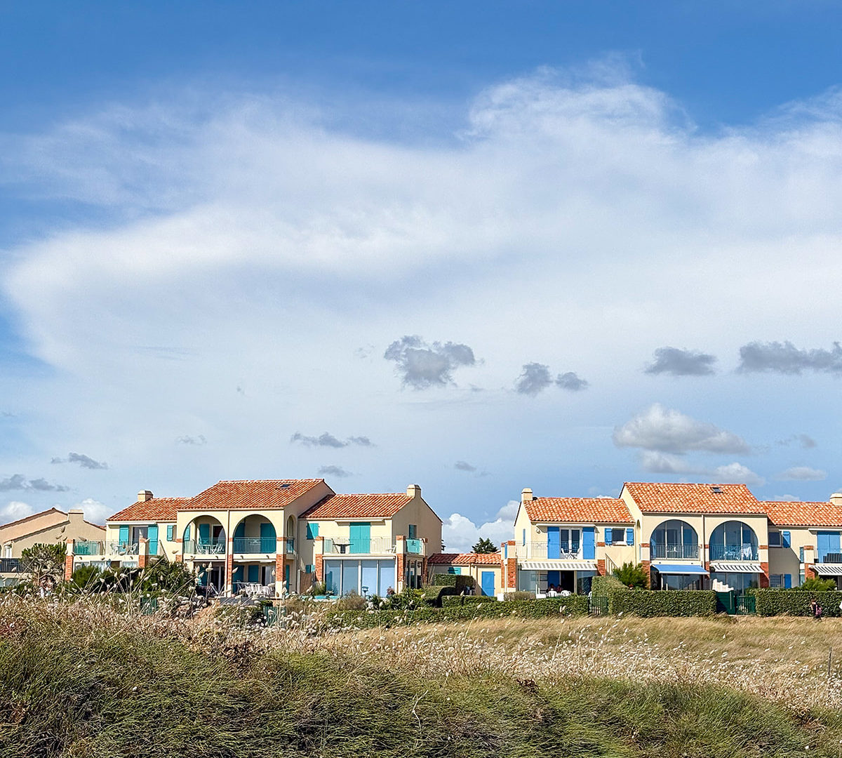 Maisons méditerranéennes sous ciel bleu