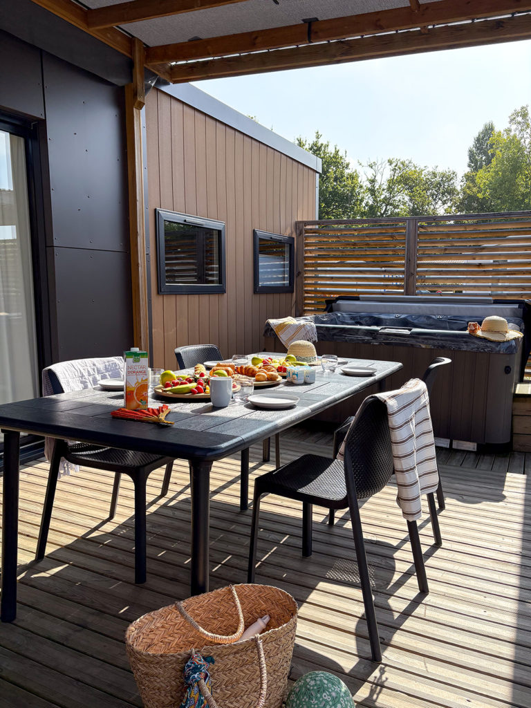 Terrasse avec table dressée pour le petit-déjeuner.