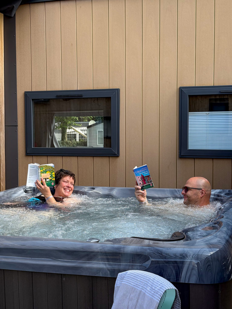 Deux personnes lisent dans un jacuzzi