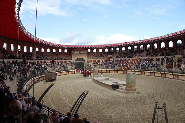 Spectacle historique dans une arène romaine pleine.