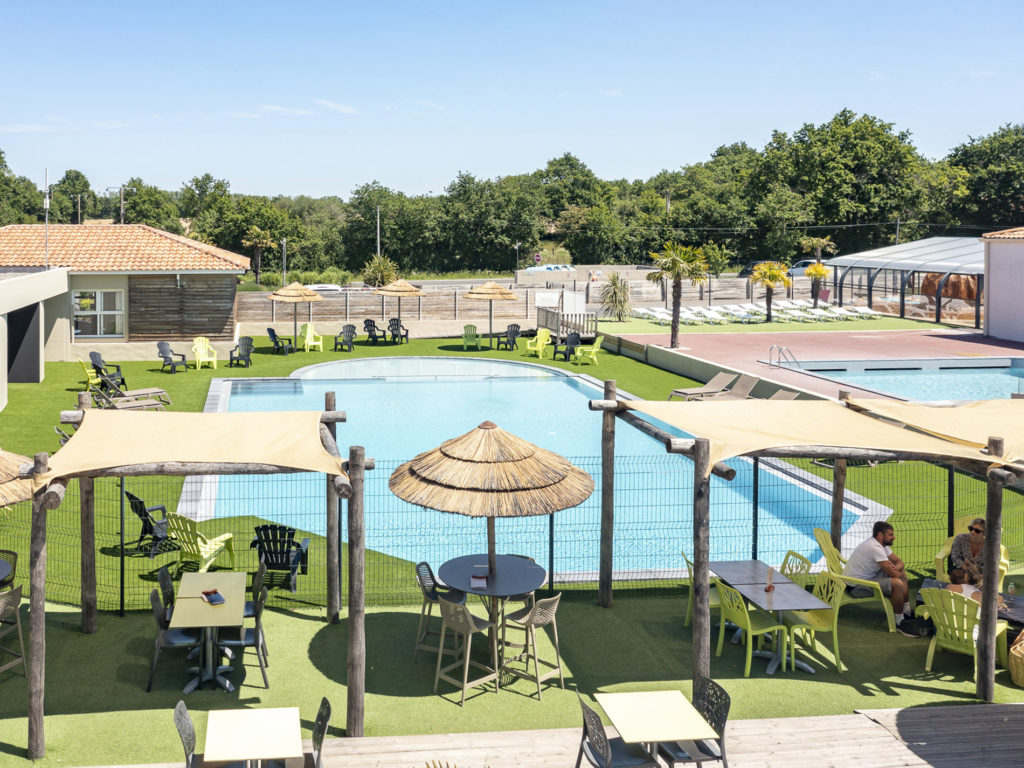 Piscine extérieure avec chaises longues et parasols