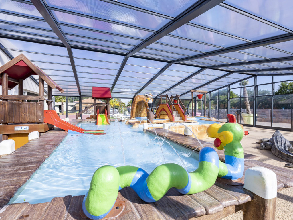 Piscine ludique intérieure avec jeux pour enfants