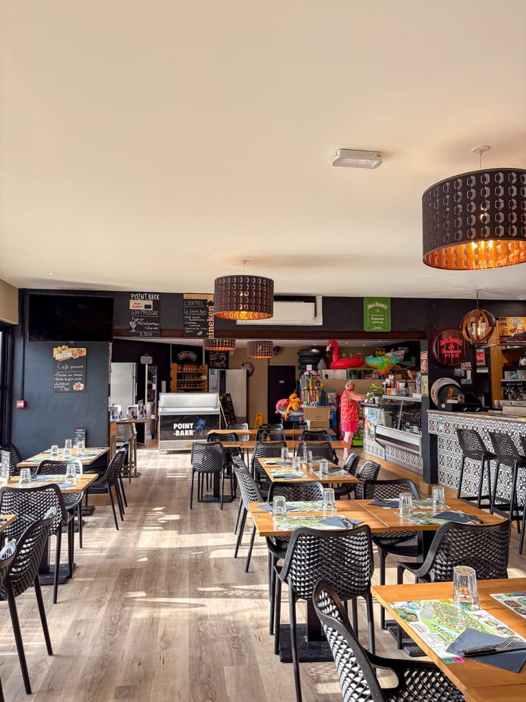 Intérieur d'un restaurant moderne et lumineux.